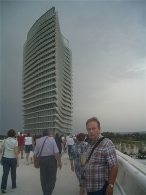 Entre ese cielo plomizo, la Torre del Agua de la Expo zaragozana